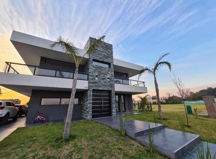 Casa · 210m² · 4 Ambientes · 3 Cocheras