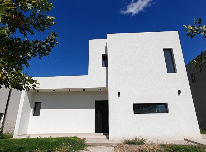 Casa · 177m² · 4 Ambientes · 2 Cocheras
