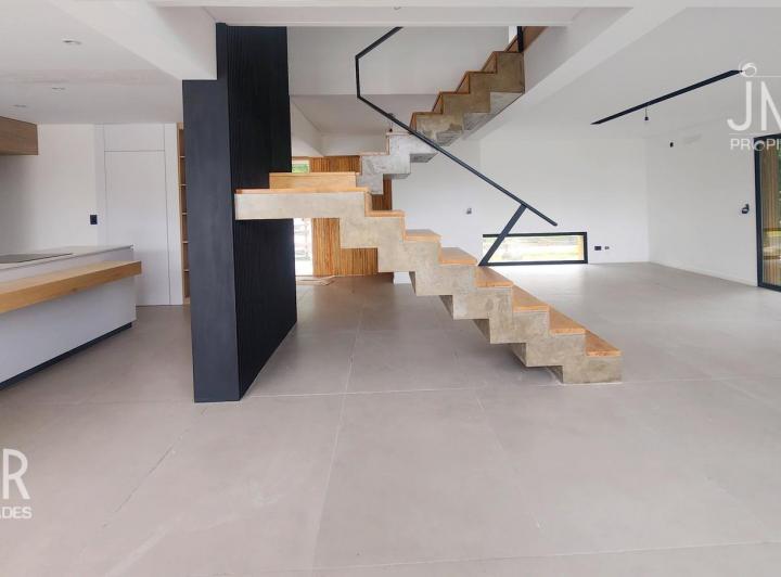 Casa · 170m² · 3 Dormitorios · 1 Cochera