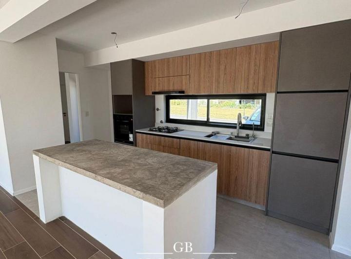 Casa · 125m² · 4 Ambientes · 3 Cocheras