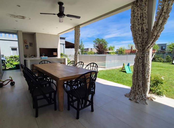 Casa · 220m² · 5 Ambientes · 2 Cocheras