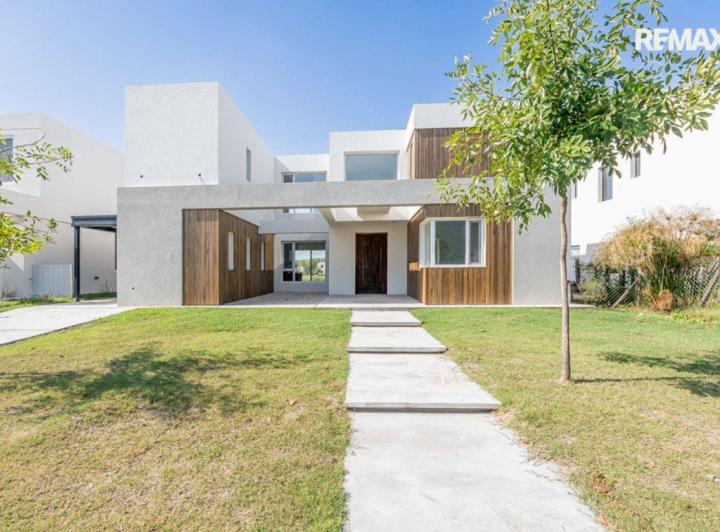 Casa · 210m² · 4 Ambientes · 2 Cocheras
