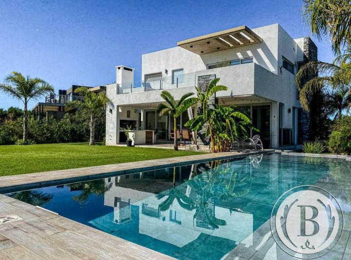 Casa · 250m² · 4 Ambientes · 1 Cochera