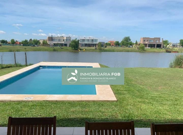 Casa · 205m² · 4 Ambientes · 2 Cocheras