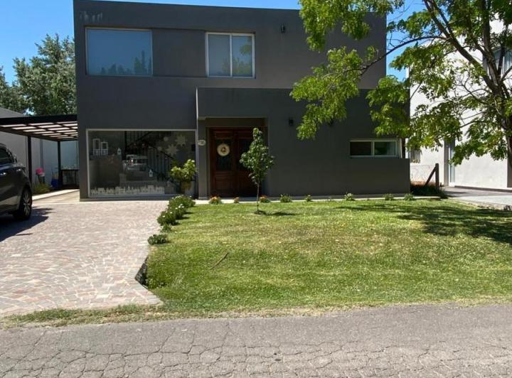 Casa · 200m² · 6 Ambientes · 1 Cochera
