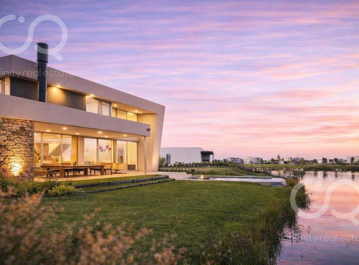 Casa · 320m² · 6 Ambientes · 7 Cocheras