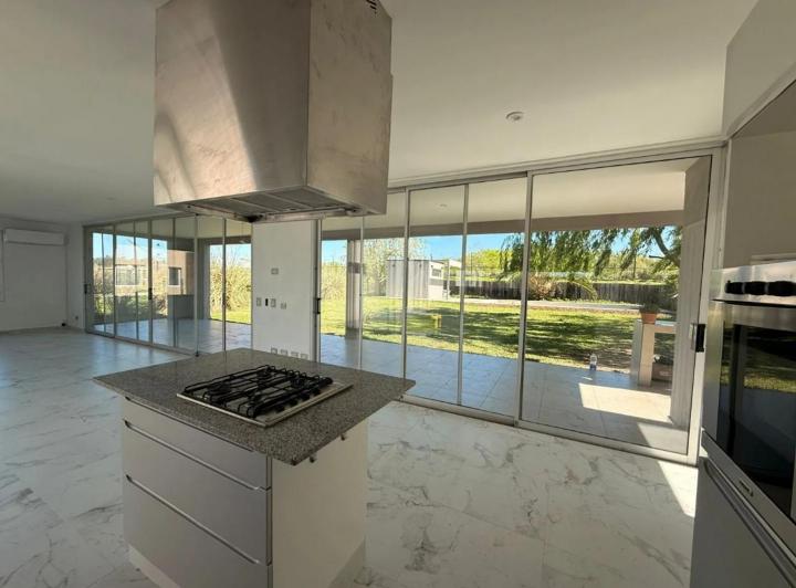 Casa · 185m² · 4 Ambientes · 3 Cocheras