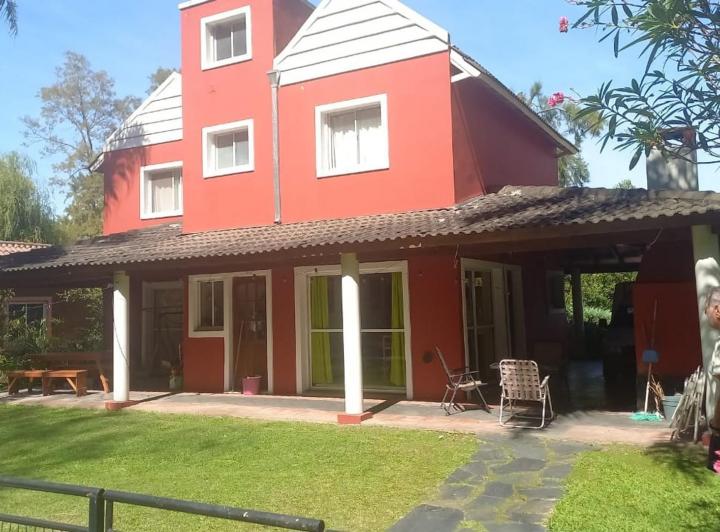 Casa · 230m² · 4 Ambientes · 2 Cocheras