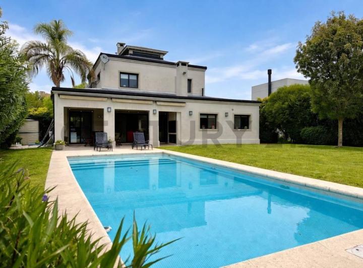 Casa · 210m² · 6 Ambientes · 1 Cochera