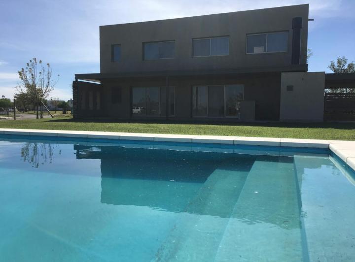 Casa · 195m² · 5 Ambientes · 2 Cocheras
