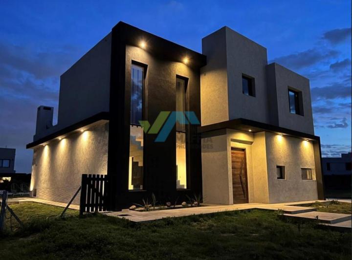 Casa · 200m² · 4 Ambientes · 2 Cocheras