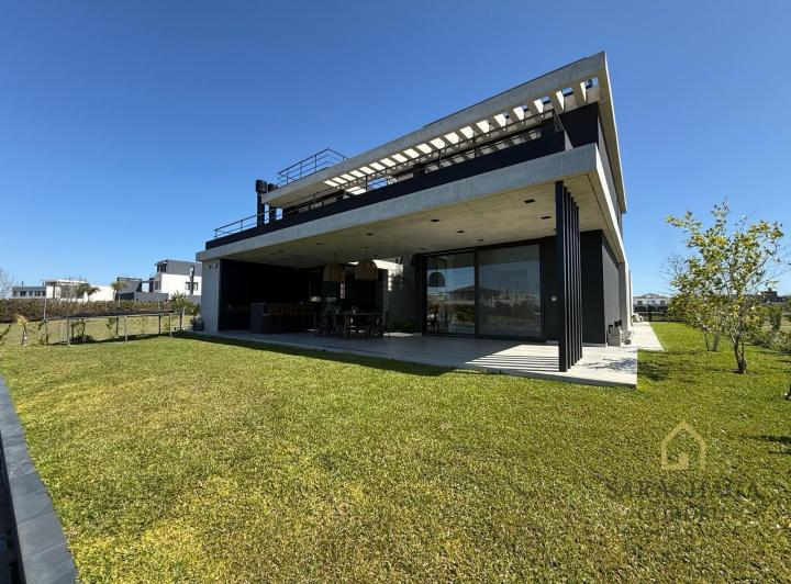 Casa · 432m² · 9 Ambientes · 2 Cocheras