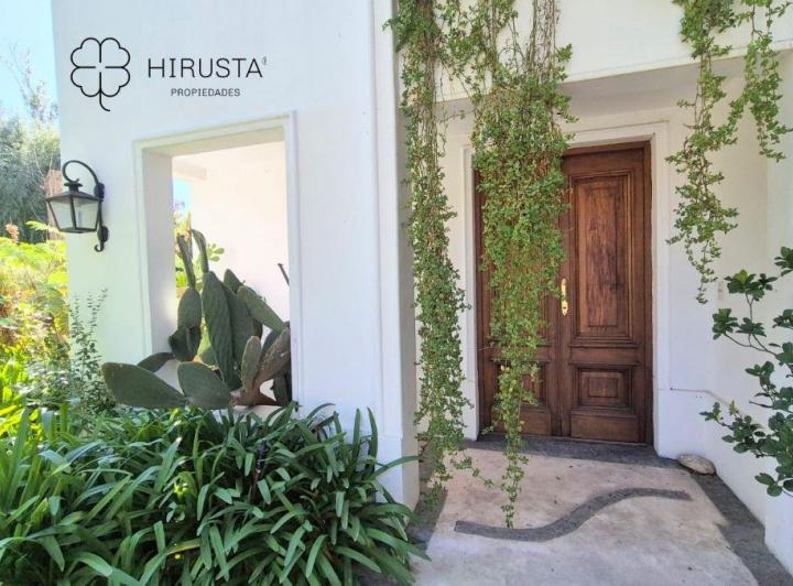 Casa · 308m² · 9 Ambientes · 1 Cochera