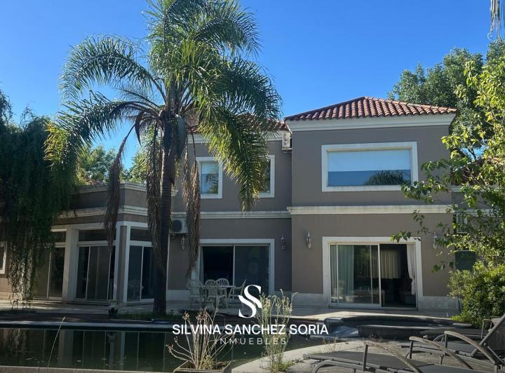 Casa · 246m² · 5 Ambientes · 1 Cochera