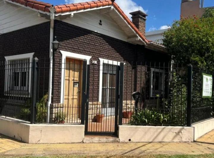 Casa · 196m² · 4 Ambientes · 2 Cocheras