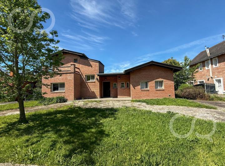 Casa · 840m² · 6 Ambientes · 1 Cochera