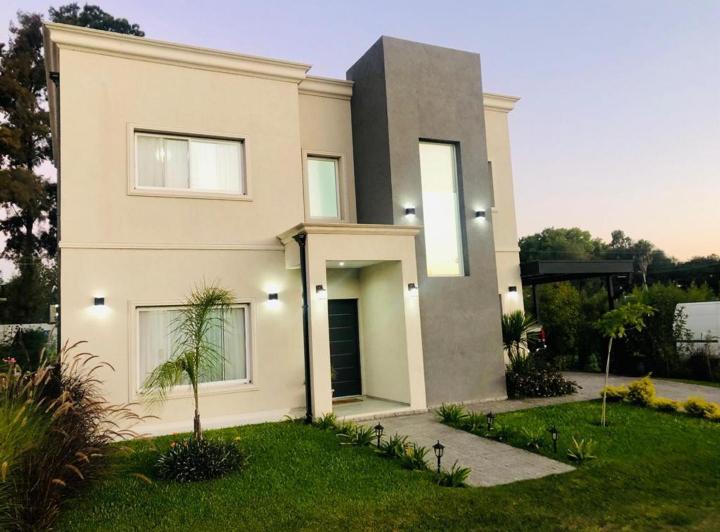 Casa · 170m² · 4 Ambientes · 2 Cocheras