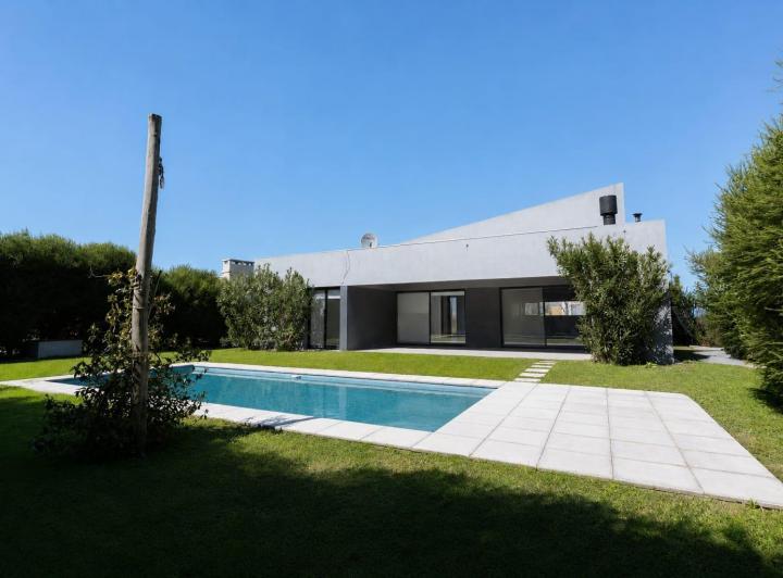 Casa · 165m² · 4 Ambientes · 4 Cocheras