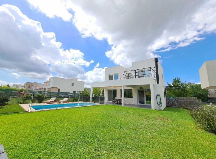 Casa · 156m² · 5 Ambientes · 2 Cocheras