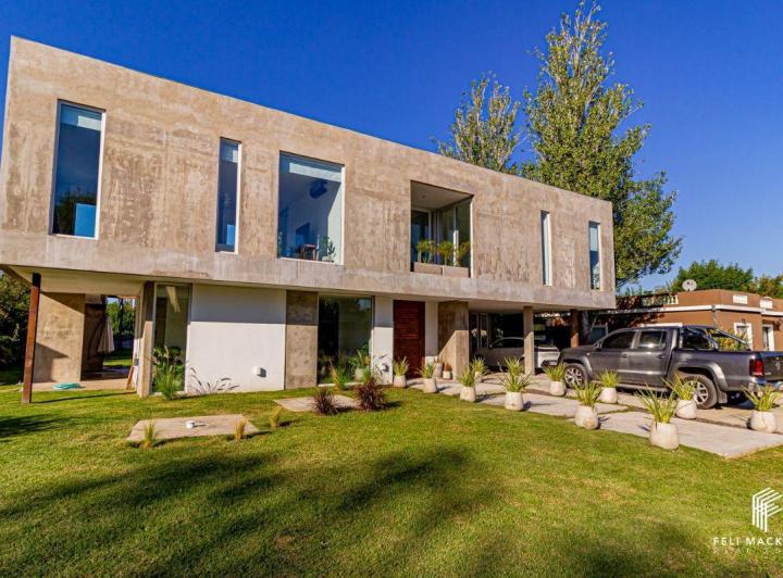 Casa · 304m² · 5 Ambientes · 3 Cocheras