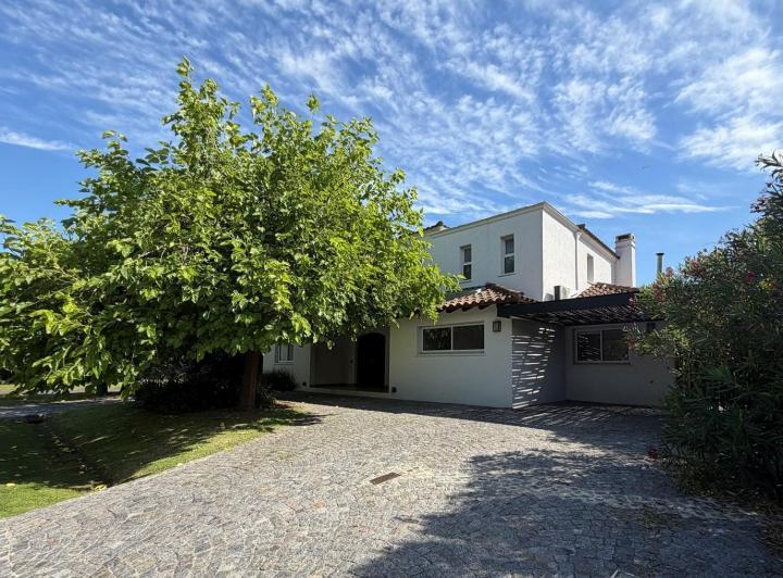 Casa · 296m² · 7 Ambientes · 3 Cocheras