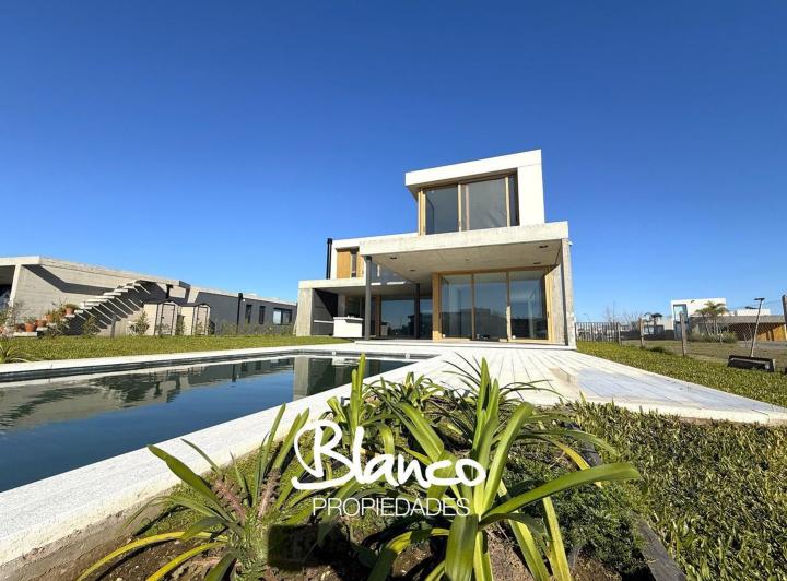 Casa · 300m² · 6 Ambientes · 1 Cochera