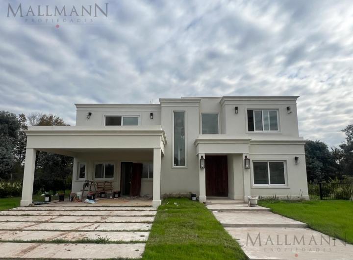 Casa · 300m² · 7 Ambientes · 2 Cocheras