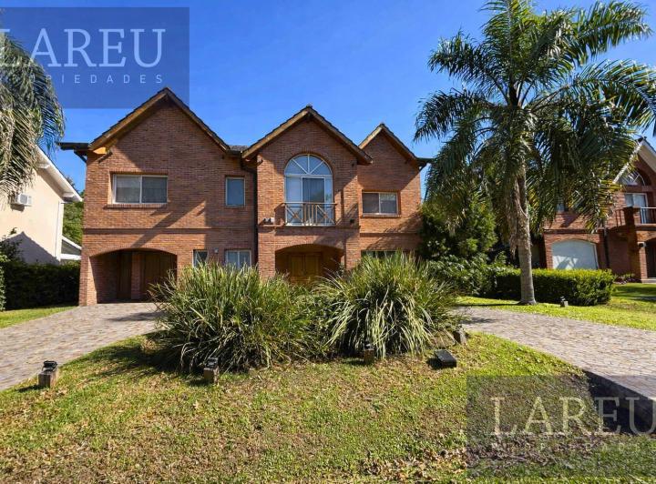 Casa · 223m² · 7 Ambientes · 1 Cochera