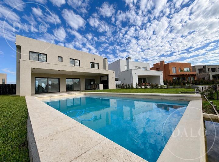 Casa · 239m² · 6 Ambientes · 3 Cocheras