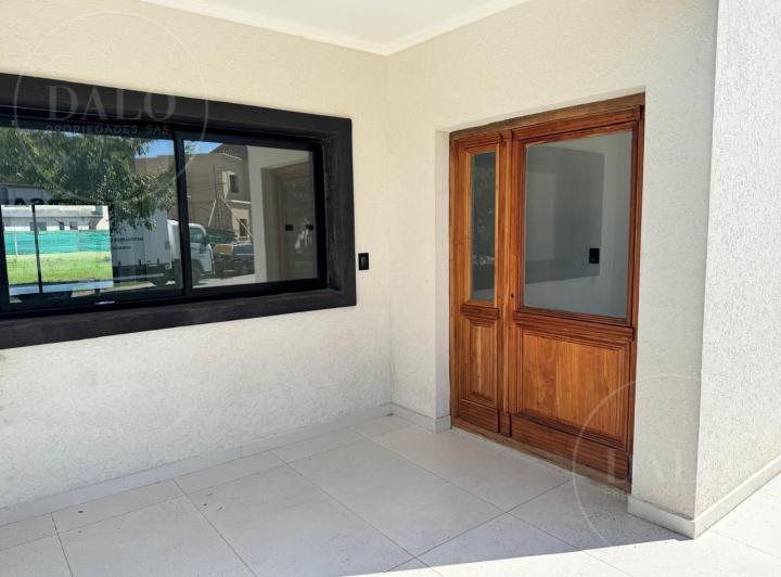 Casa · 225m² · 6 Ambientes · 3 Cocheras