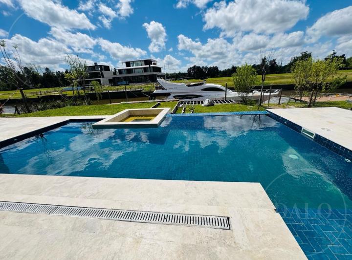 Casa · 550m² · 6 Ambientes · 4 Cocheras