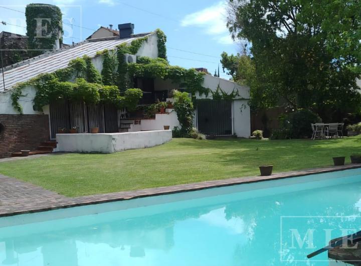 Casa · 300m² · 4 Dormitorios · 2 Cocheras