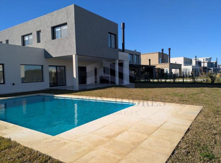 Casa · 201m² · 7 Ambientes · 5 Cocheras