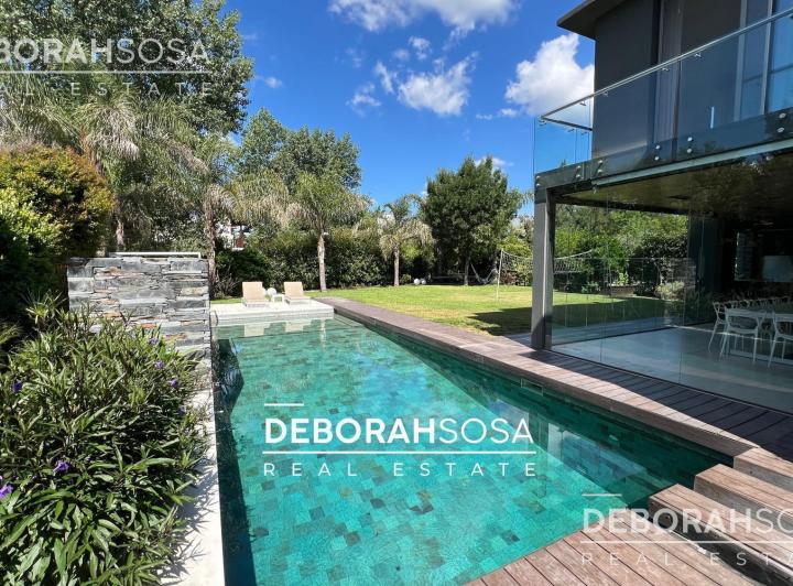 Casa · 472m² · 8 Ambientes · 4 Cocheras