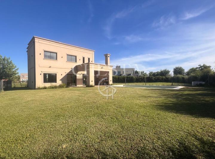 Casa · 180m² · 6 Ambientes · 1 Cochera