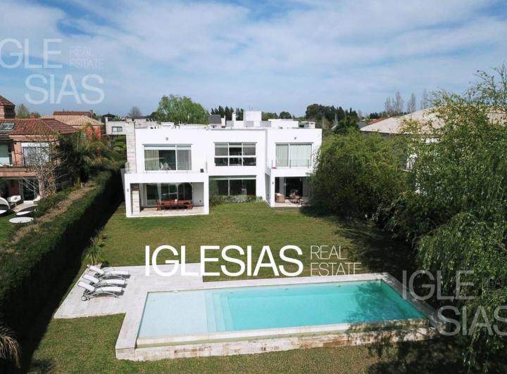 Casa · 390m² · 7 Ambientes · 2 Cocheras