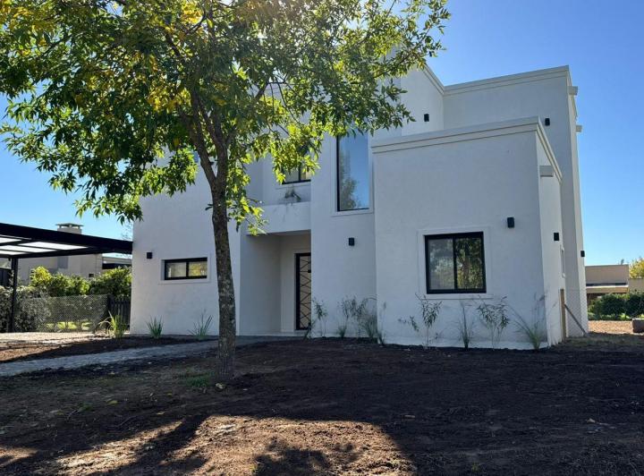 Casa · 180m² · 6 Ambientes · 6 Cocheras