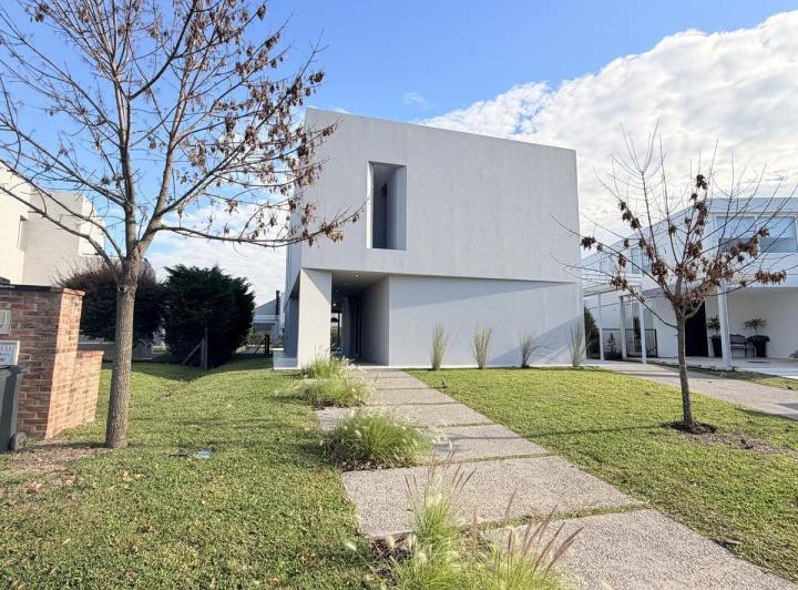 Casa · 275m² · 5 Ambientes · 2 Cocheras
