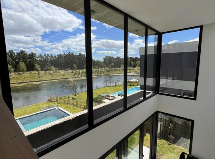 Casa · 292m² · 5 Ambientes · 4 Cocheras