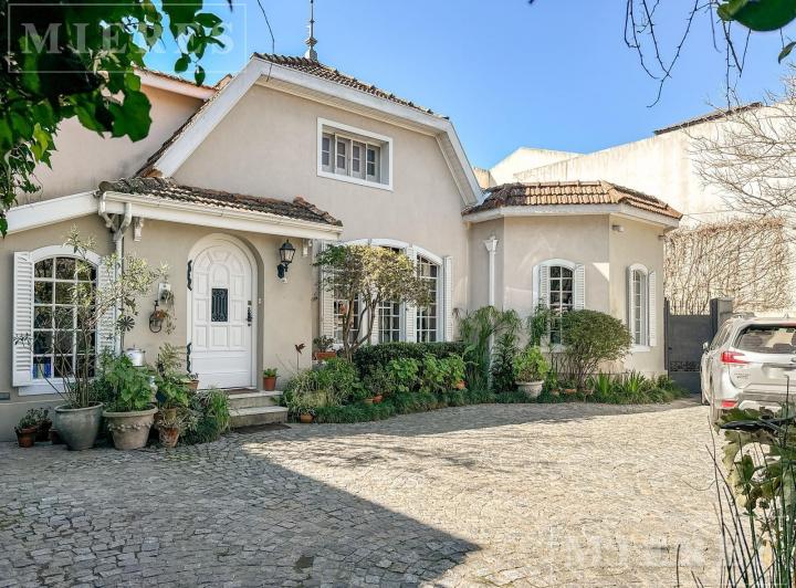 Casa · 409m² · 5 Dormitorios · 4 Cocheras