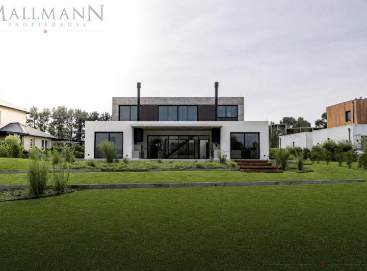 Casa · 313m² · 10 Ambientes · 2 Cocheras