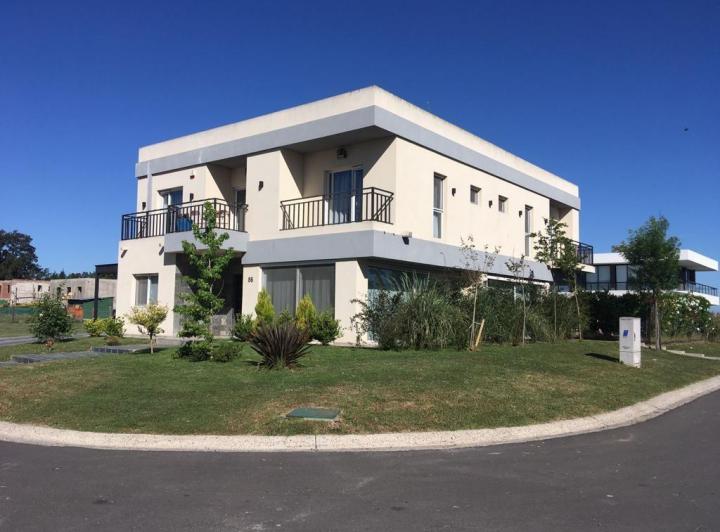 Casa · 250m² · 6 Ambientes · 3 Cocheras