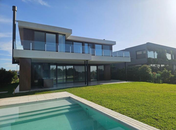 Casa · 310m² · 7 Ambientes · 4 Cocheras