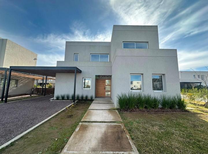 Casa · 220m² · 6 Ambientes · 2 Cocheras