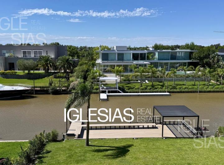 Casa · 370m² · 7 Ambientes · 2 Cocheras