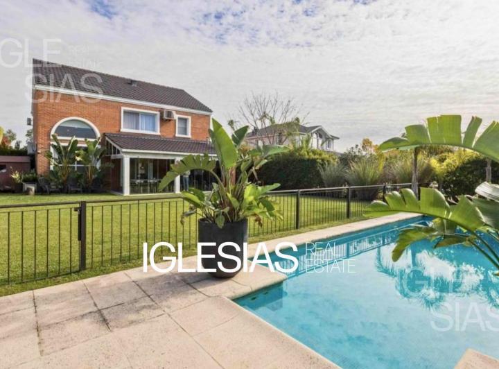 Casa · 230m² · 5 Ambientes · 2 Cocheras