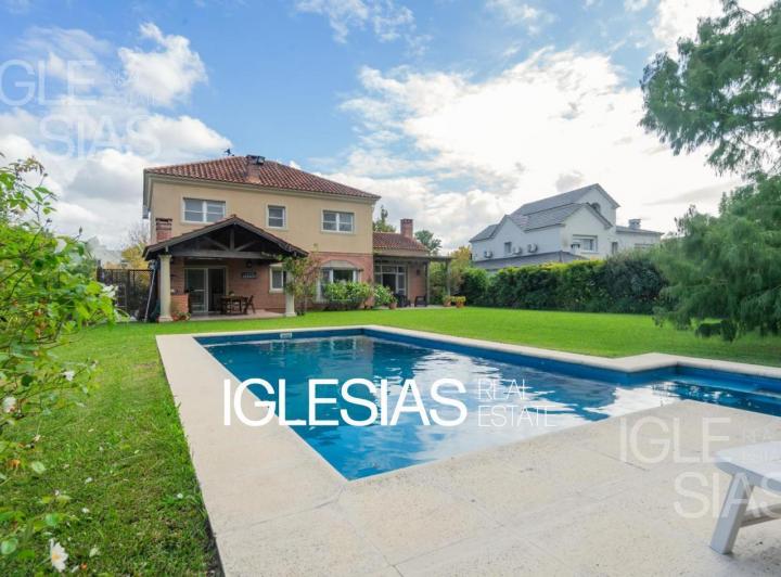 Casa · 245m² · 6 Ambientes · 2 Cocheras