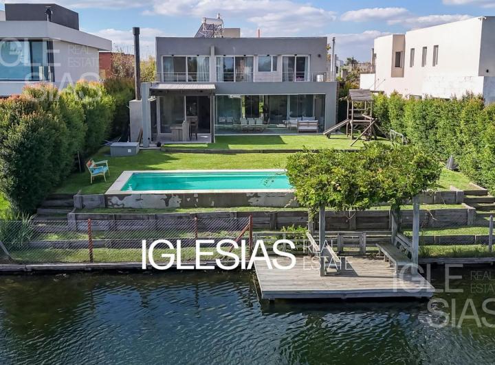 Casa · 323m² · 6 Ambientes · 2 Cocheras