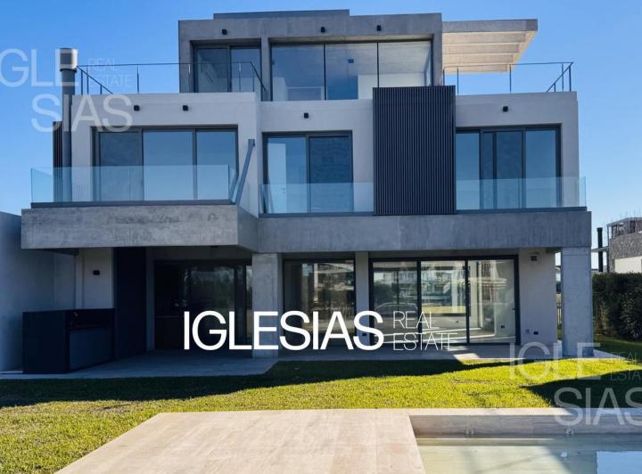 Casa · 336m² · 8 Ambientes · 2 Cocheras