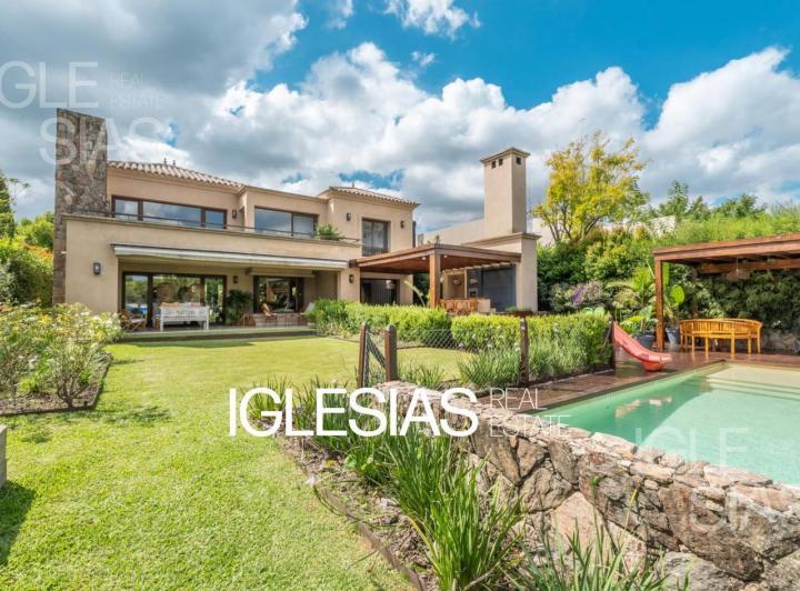 Casa · 480m² · 8 Ambientes · 3 Cocheras
